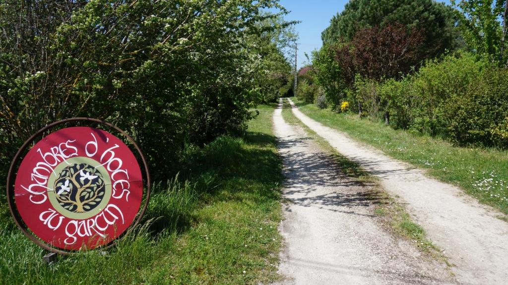 una señal en el costado de un camino de tierra en Au garcin, en La Romieu