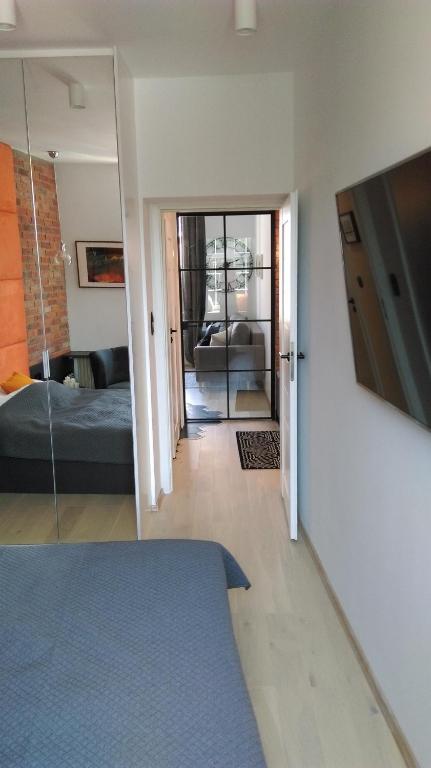 Televízia a/alebo spoločenská miestnosť v ubytovaní Apartament Piwna 16 Gdańsk