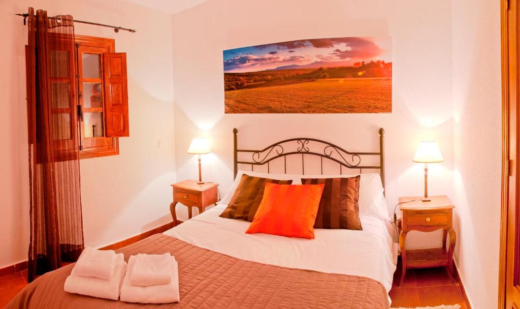 A bed or beds in a room at Al Viento, Alojamiento & Turismo Rural Prádena del Rincón