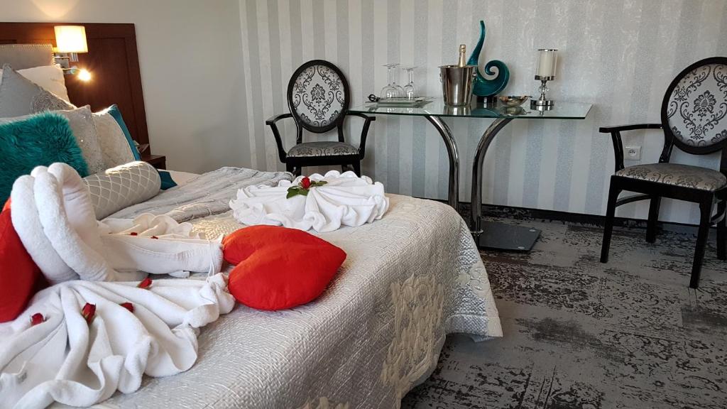 een hotelkamer met een bed met handdoeken erop bij Cynamon in Nowy Sącz
