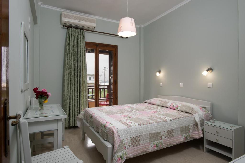 Postel nebo postele na pokoji v ubytování Eleni Apartments