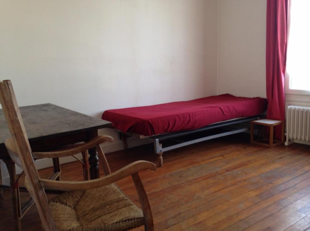Chambres meublées chez l'habitant dans appartement proche gare sncf - Chambre Double Avec Salle De Bains Commune