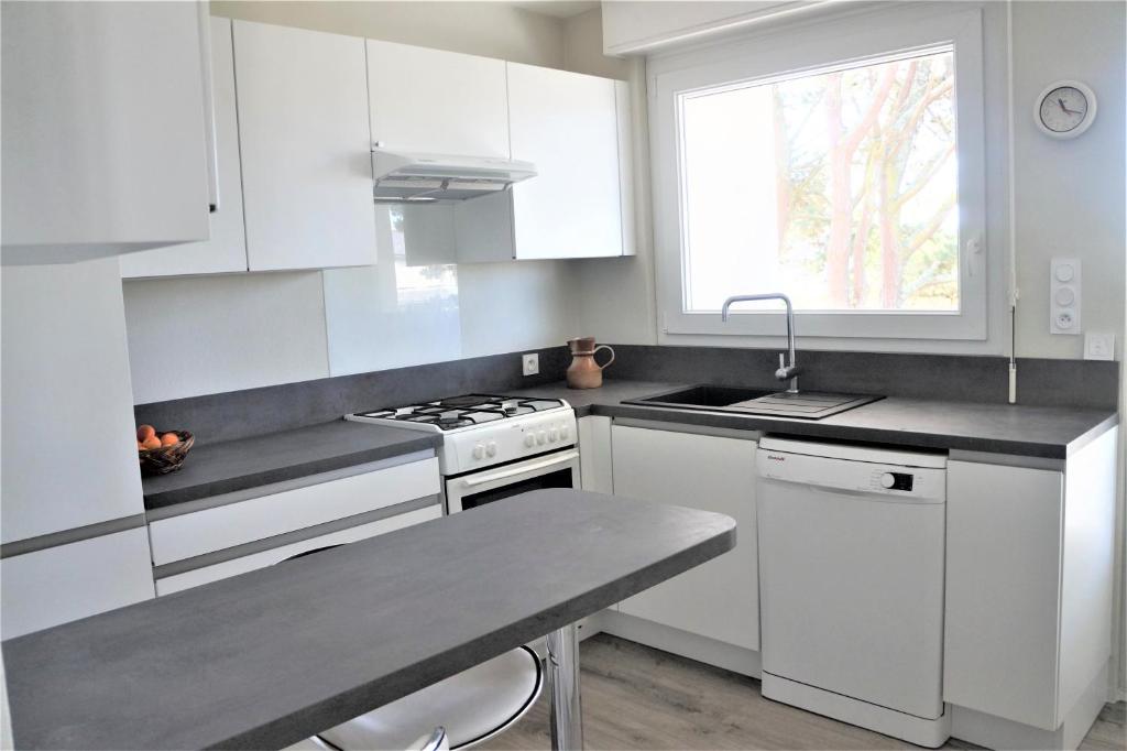 Photo de la galerie de l'établissement Maison 7 personnes avec grand jardin - proche plage - ARGANTEL, à Ploemeur