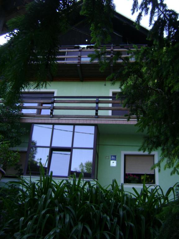 um edifício com janelas e plantas em frente em Apartman Žagar em Lokve