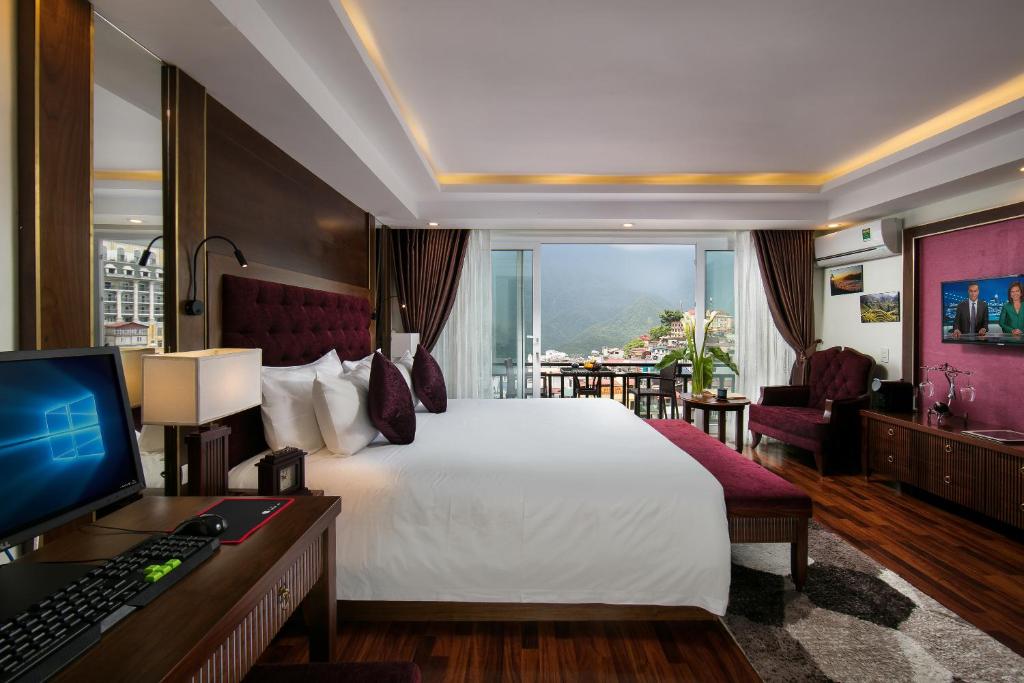 Postel nebo postele na pokoji v ubytování Sapa Horizon Hotel