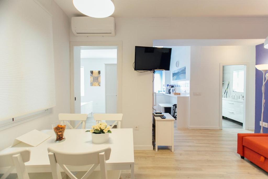Kuchnia lub aneks kuchenny w obiekcie Colorful and diaphanous- 3Bd 1Bth - Peral