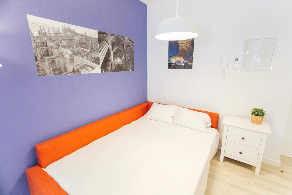 Łóżko lub łóżka w pokoju w obiekcie Colorful and diaphanous- 3Bd 1Bth - Peral