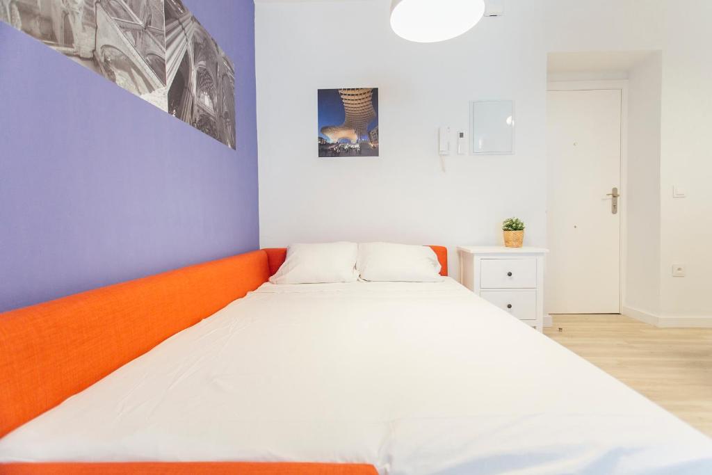 Łóżko lub łóżka w pokoju w obiekcie Colorful and diaphanous- 3Bd 1Bth - Peral