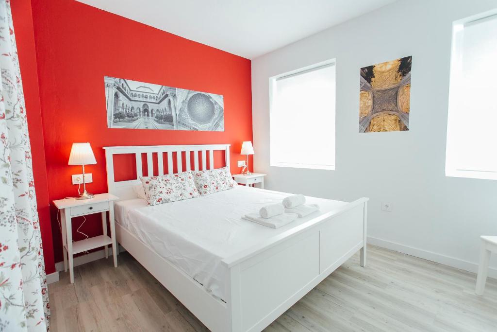 Łóżko lub łóżka w pokoju w obiekcie Colorful and diaphanous- 3Bd 1Bth - Peral