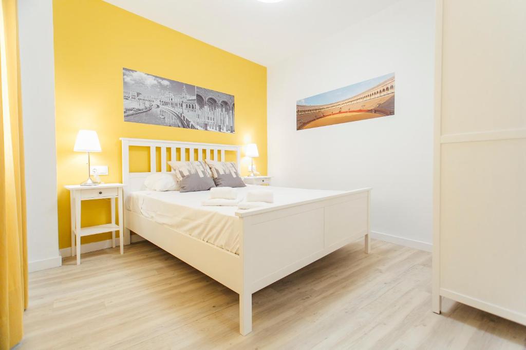 Łóżko lub łóżka w pokoju w obiekcie Colorful and diaphanous- 3Bd 1Bth - Peral