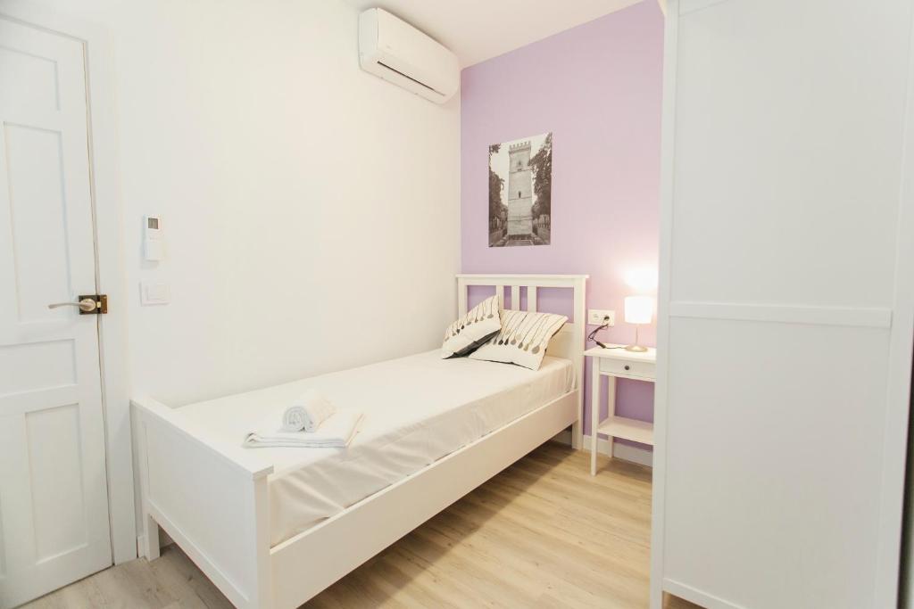 Łóżko lub łóżka w pokoju w obiekcie Colorful and diaphanous- 3Bd 1Bth - Peral