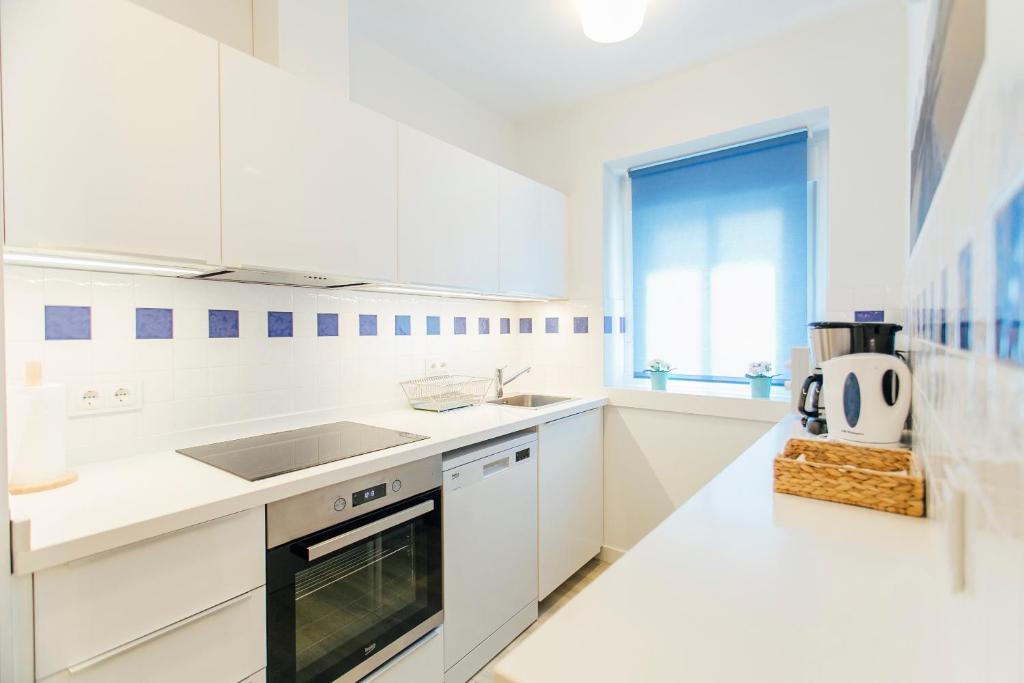 Kuchnia lub aneks kuchenny w obiekcie Colorful and diaphanous- 3Bd 1Bth - Peral