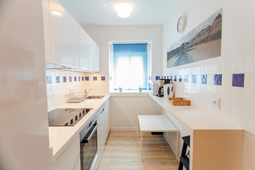 Biała kuchnia z blatami i zlewem w obiekcie Colorful and diaphanous- 3Bd 1Bth - Peral w Sewilli