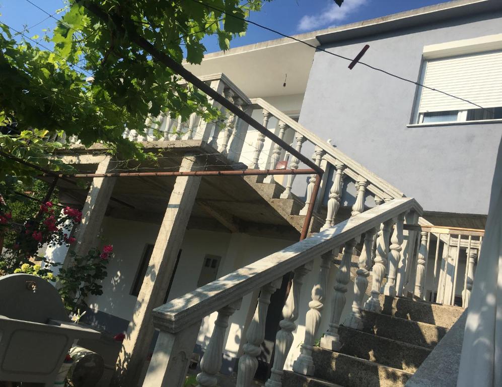 uma escada branca que leva a uma casa em Guesthouse STAR em Mostar