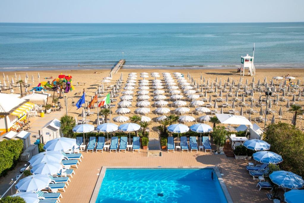 Bazén v ubytování Hotel Plaza Esplanade nebo v jeho okolí