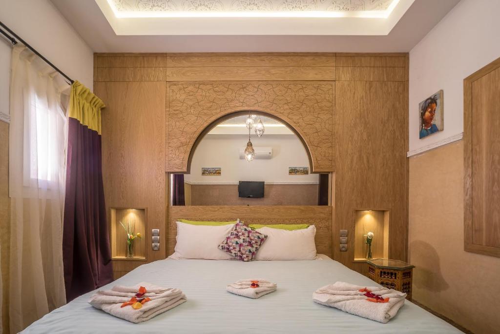 Una cama o camas en una habitación de Riad Les Oliviers & Spa