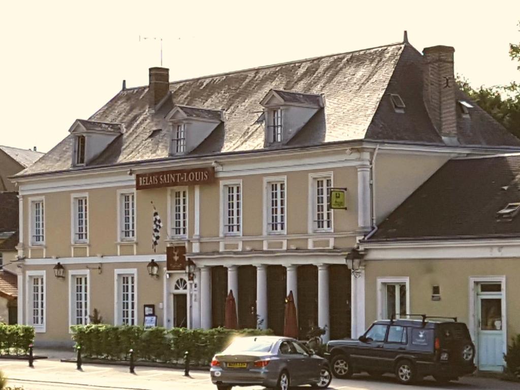 een gebouw waar een auto voor geparkeerd staat bij Relais Saint Louis, Logis in Bellême