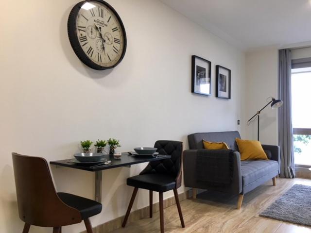 A seating area at Residencial Playa Poniente