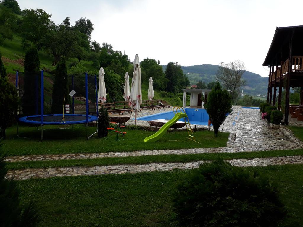 Bazén v ubytování Etno Selo VRELO & Camping nebo v jeho okolí