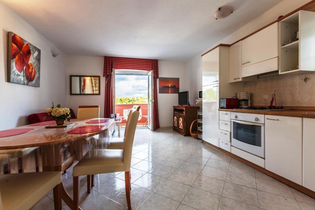 Kuchyňa alebo kuchynka v ubytovaní Appartment Daniela Funtana