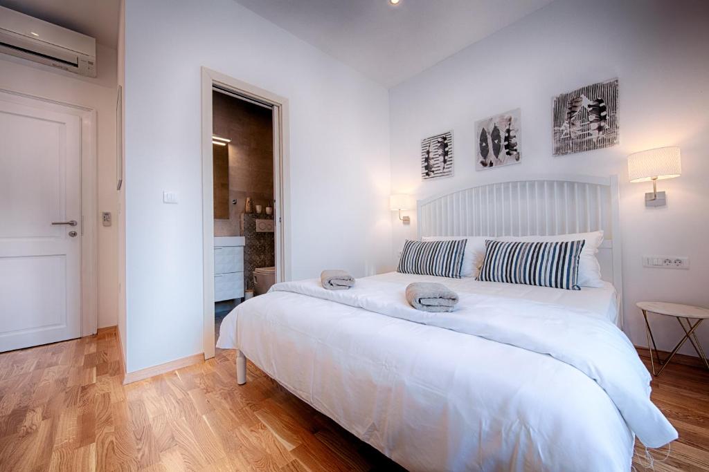 Postel nebo postele na pokoji v ubytování Seafront rooms Koluna