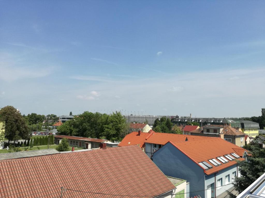 einen Blick auf die Dächer von Häusern in einer Stadt in der Unterkunft Ambiente in Dunajská Streda