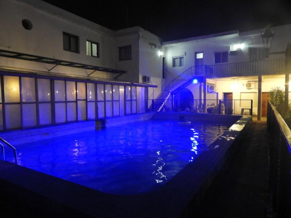 una piscina notturna con un edificio di Hotel Mar Del Plata a Termas de Río Hondo
