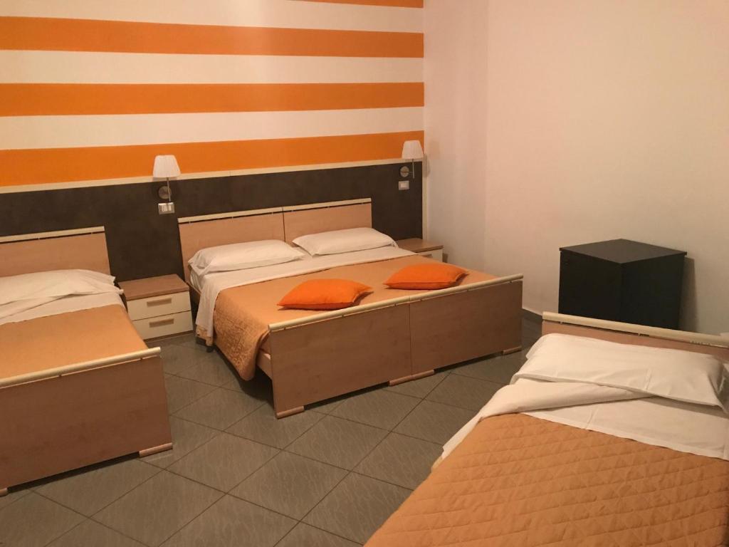 Postel nebo postele na pokoji v ubytování Twelve Hotel