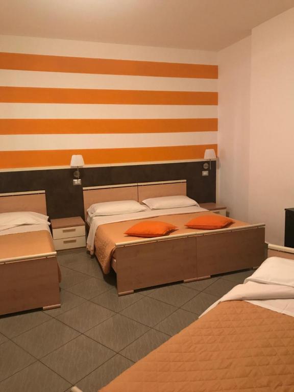 Postel nebo postele na pokoji v ubytování Twelve Hotel
