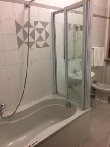Koupelna v ubytování Twelve Hotel