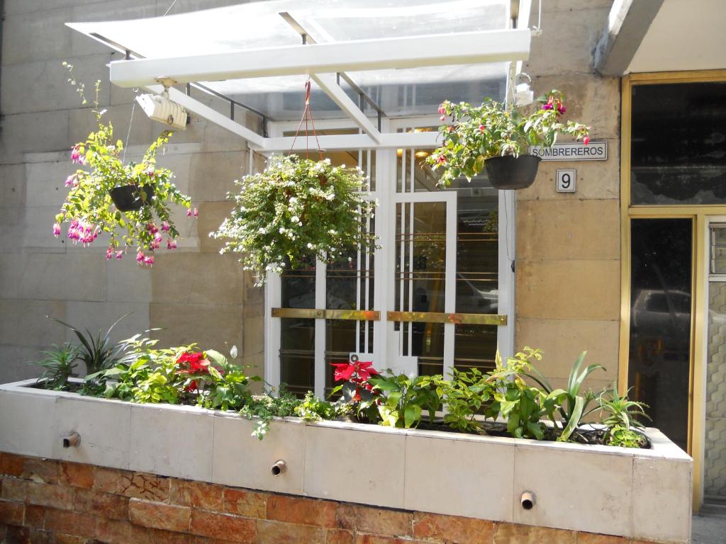 Una caja de ventanas con flores y plantas. en Apartamentos Hotel Avilla, en Ciudad de México