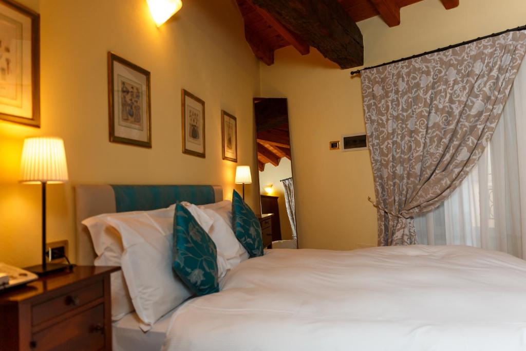 Postel nebo postele na pokoji v ubytování Albergo Orologio