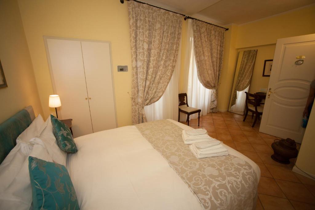Postel nebo postele na pokoji v ubytování Albergo Orologio