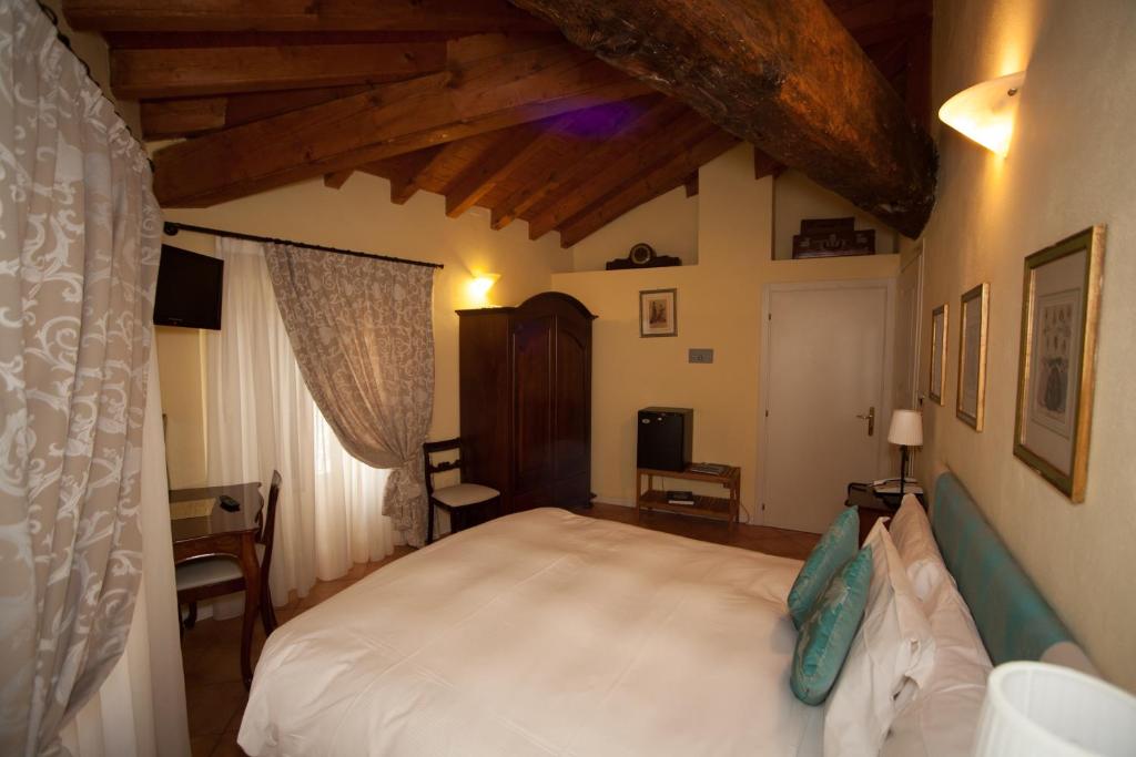 Postel nebo postele na pokoji v ubytování Albergo Orologio