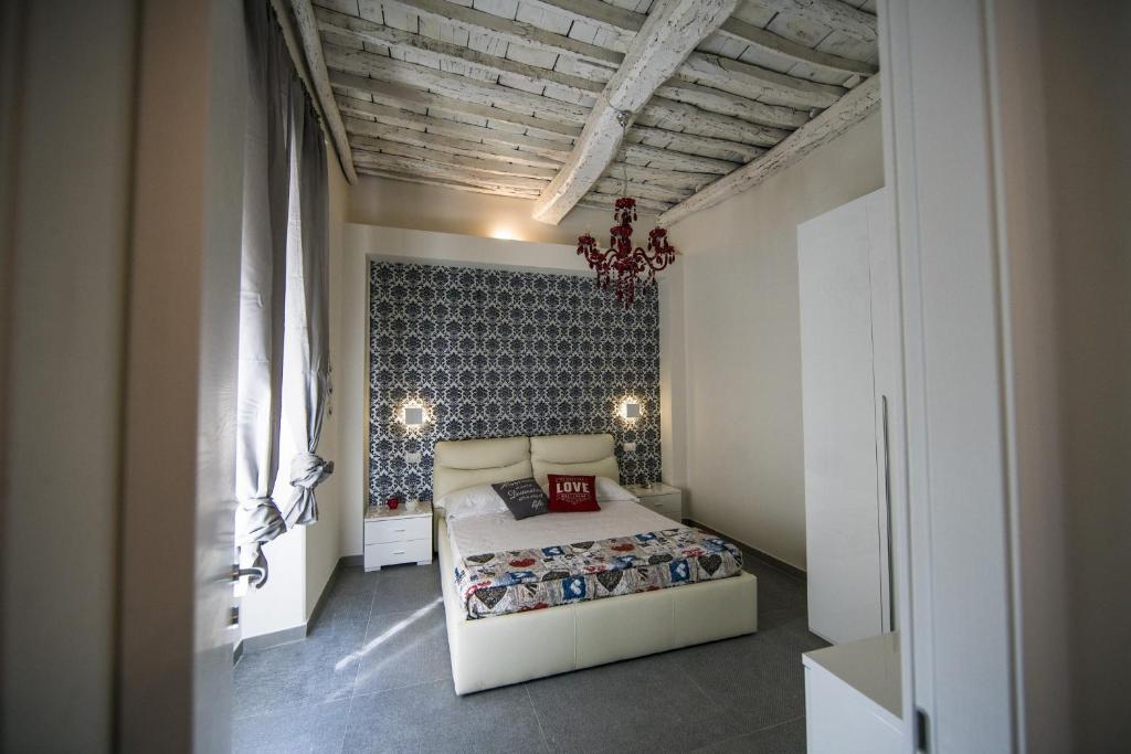 Schlafzimmer mit einem Bett und einem Kronleuchter in der Unterkunft La casa di Gio' 295 Apartments in La Spezia