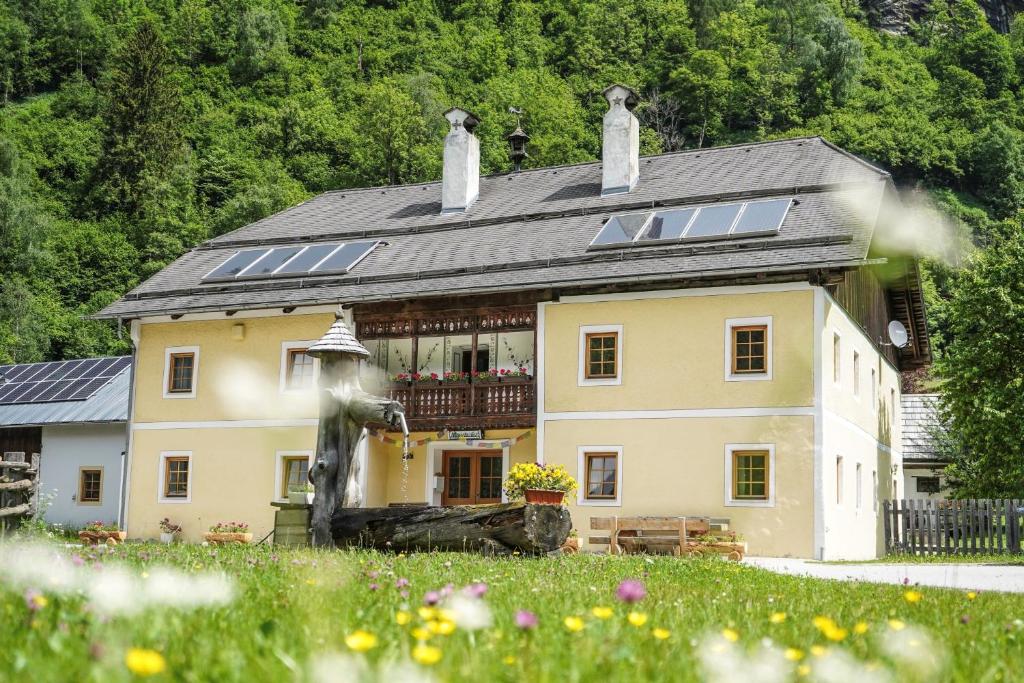 a house with solar panels on top of it at Ferienwohnung Moarhofer in Muhr