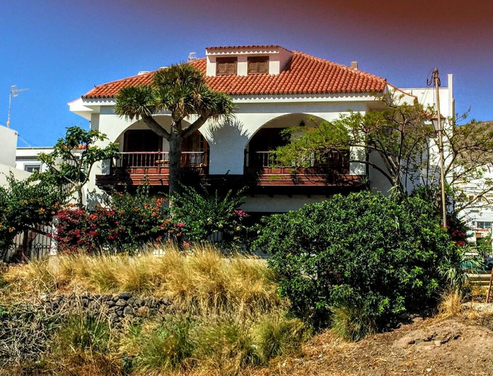 Casa blanca con techo rojo en Lovely house views&garden, en Agaete