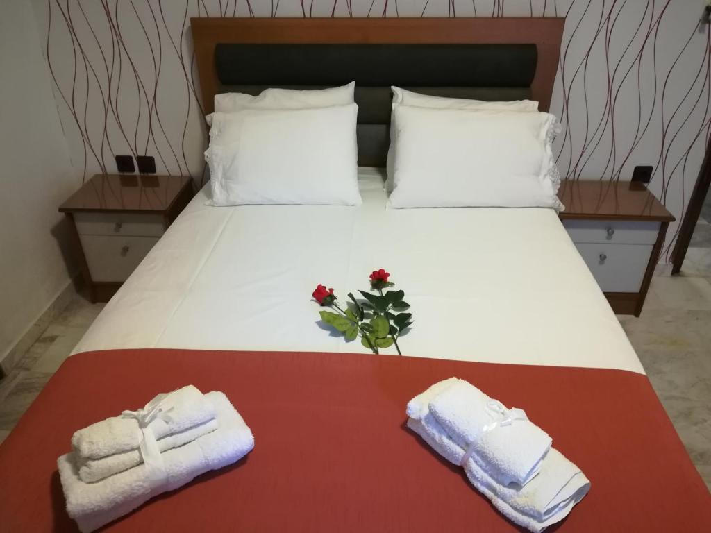 sypialnia z łóżkiem z ręcznikami w obiekcie Kostas Studios w mieście Skala Marion