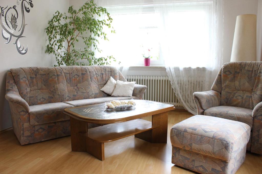 a living room with a couch and a coffee table at Ferienwohnung Antes in Heppenheim an der Bergstrasse
