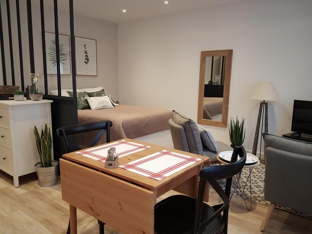 a living room with a bed and a table and chairs at La Bastido in Arles