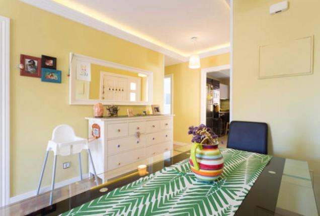 Zimmer mit einem Tisch, einer Kommode und einem Kinderbett in der Unterkunft Holidays home in San Miguel de Abona