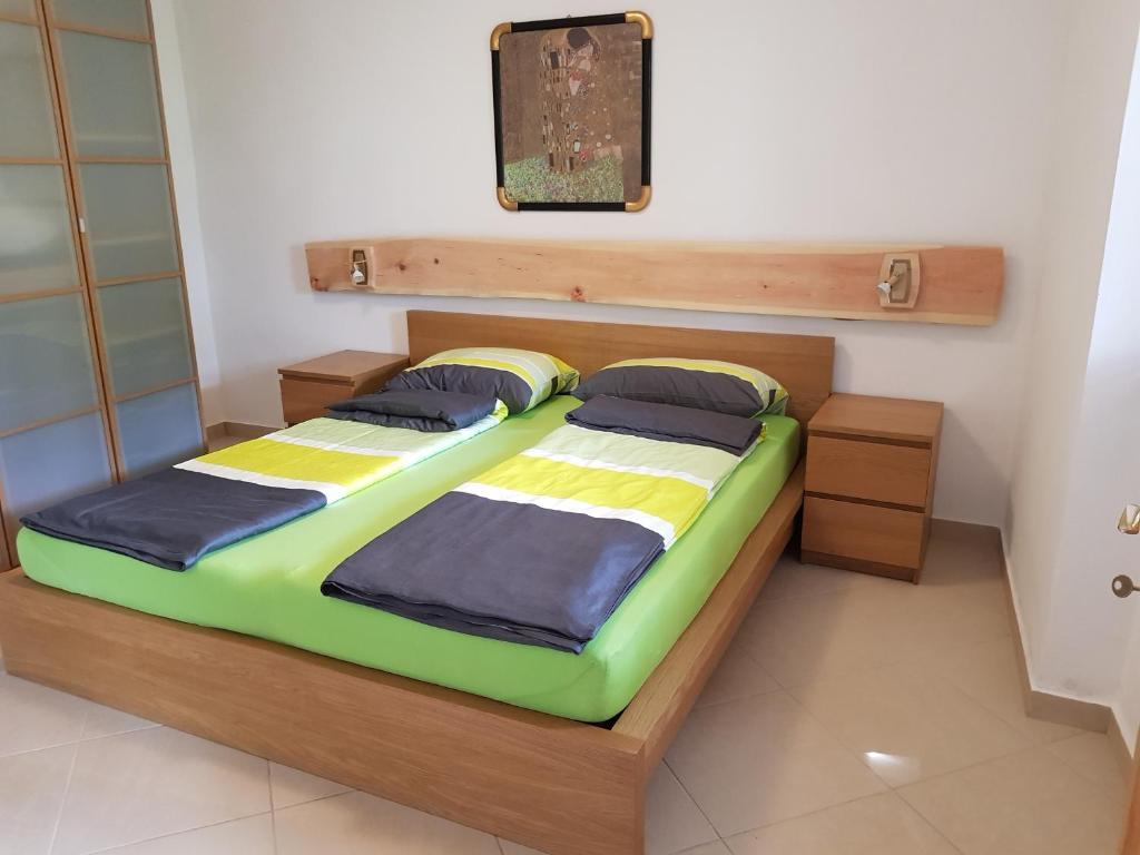 1 dormitorio con 1 cama grande en una habitación en Ferienhaus Irene, Fiave, en Fiavè