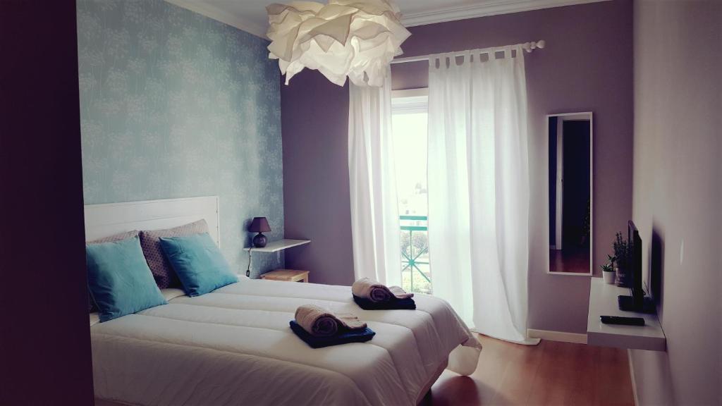 ラゴスにあるCasamarのベッドルーム(ベッド、帽子付)