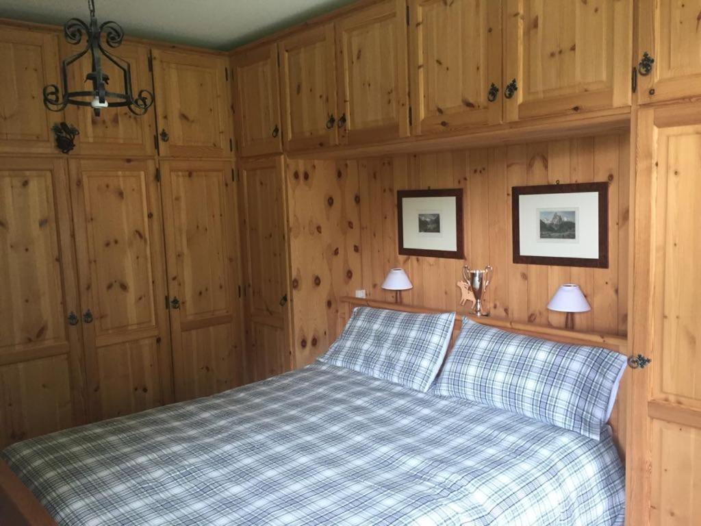 Postel nebo postele na pokoji v ubytování Sankt Moritz Chesa Ruinatsch 50