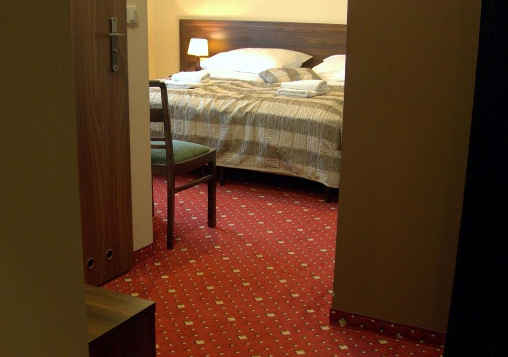 Łóżko lub łóżka w pokoju w obiekcie Hotel Kochanów
