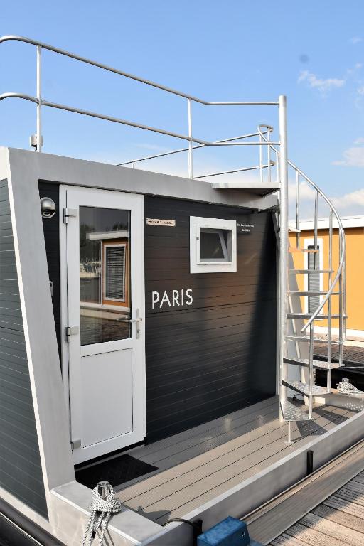 Fotografie z fotogalerie ubytování Cosy floating boatlodge, "Paris" v destinaci Maastricht