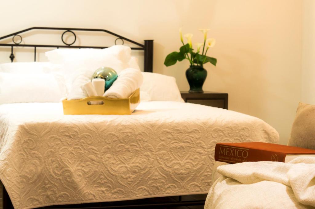 um quarto com uma cama com uma caixa em Suite 5B, Cultura, Garden House, Welcome to San Angel em Cidade do México
