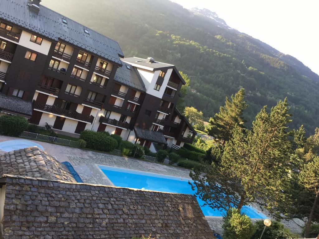 ブール・サン・モーリスにあるAppartement F2 aux Glièresの山を背景にしたホテルの景色