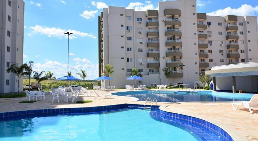 een groot zwembad voor een gebouw bij Lagoa Quente Flat Service in Caldas Novas