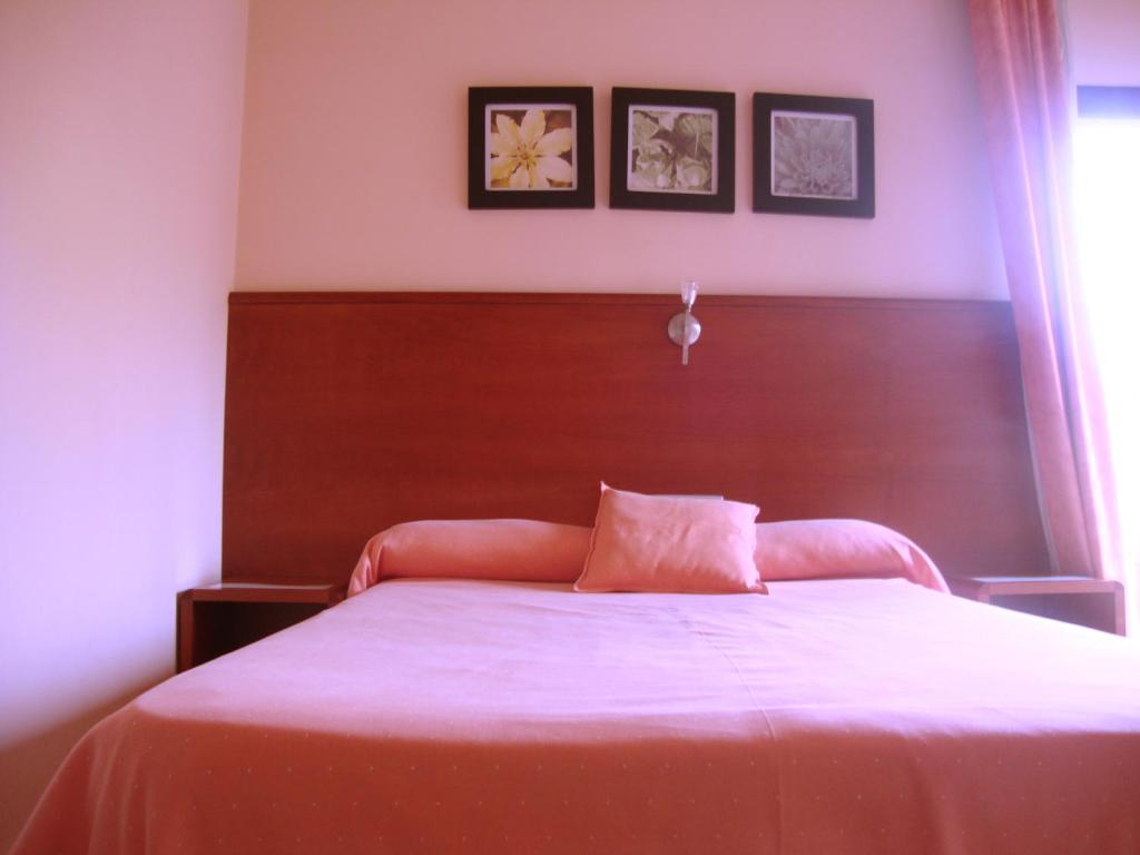 Postel nebo postele na pokoji v ubytování Hotel Sant Quirze De Besora